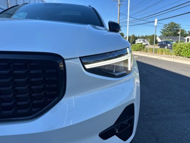 Certified 2025 Volvo XC40 B5 Plus AWD/4WD image 8