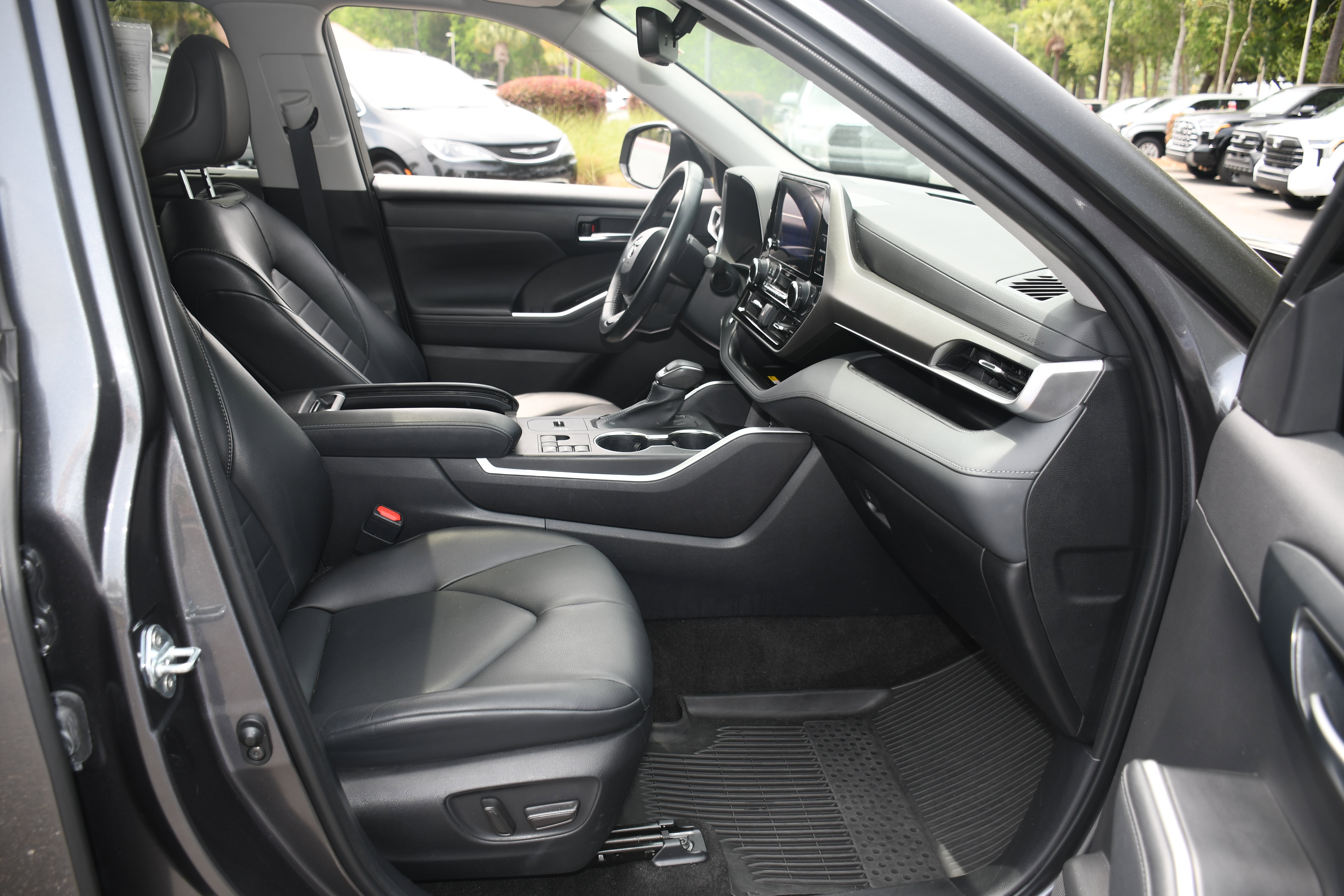 Used 2023 Toyota Highlander XLE FWD image 21