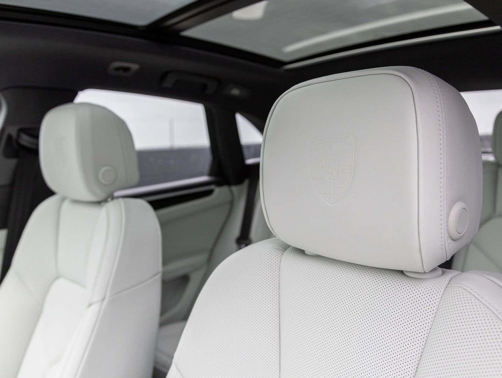 Certified 2025 Porsche Macan AWD/4WD image 23