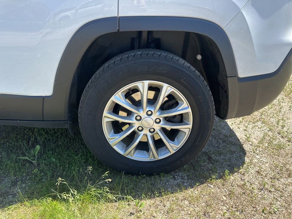 Used 2019 Jeep Cherokee Latitude w/ Cold Weather Group AWD/4WD image 14