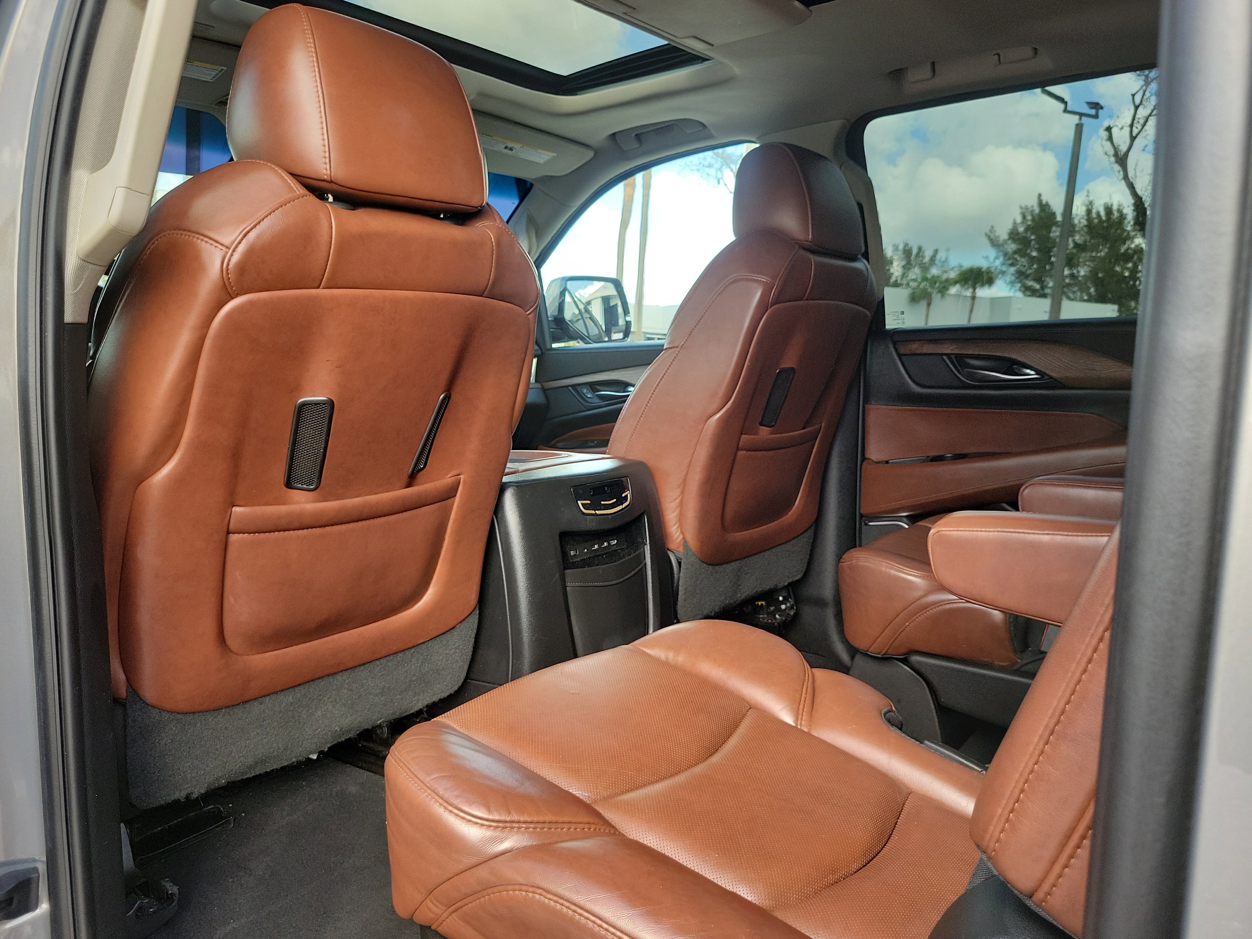 Used 2018 Cadillac Escalade ESV Luxury image 16
