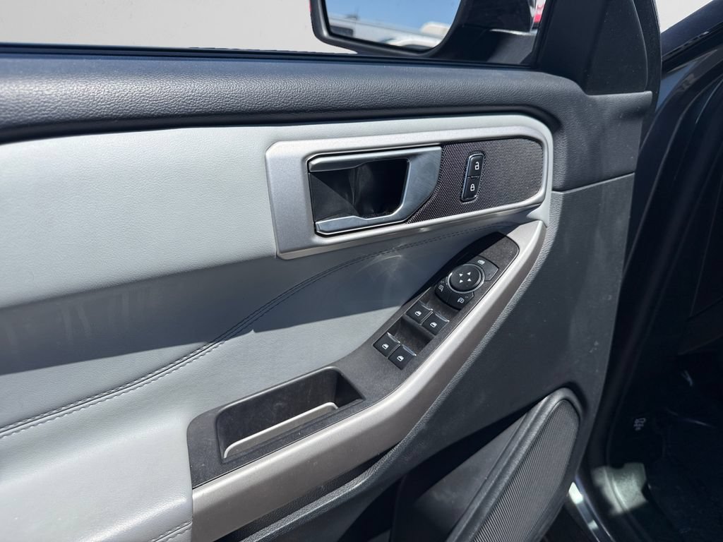 Used 2023 Ford Explorer XLT w/ Equipment Group 202A AWD/4WD image 2