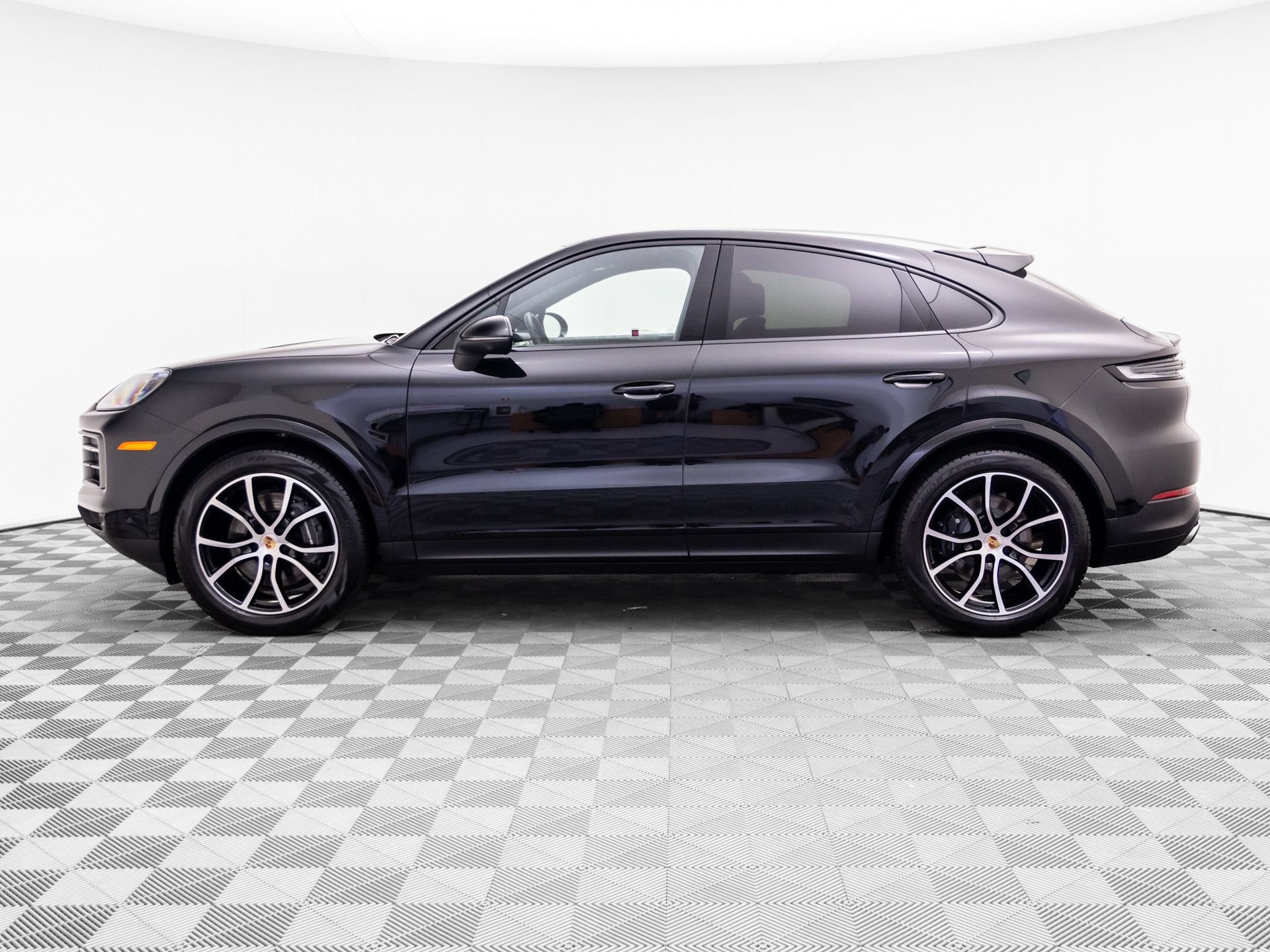 Certified 2025 Porsche Cayenne Coupe AWD/4WD image 2