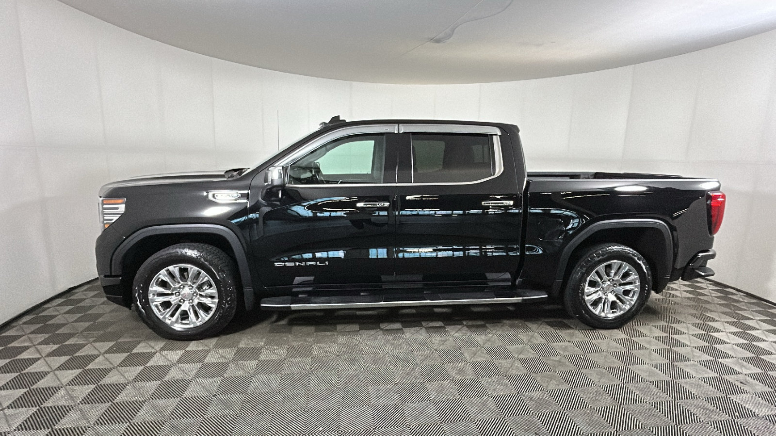 Used 2025 GMC Sierra 1500 Denali AWD/4WD image 7