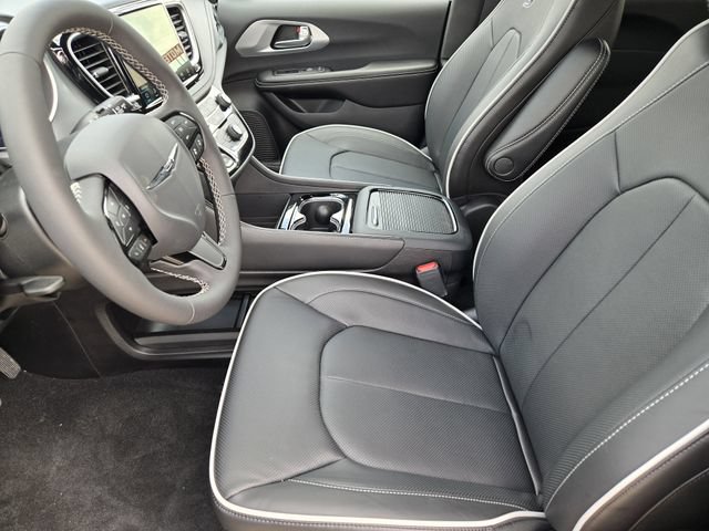 New 2026 Chrysler Pacifica Limited w/ Uconnect Theater Family Group FWD image 10