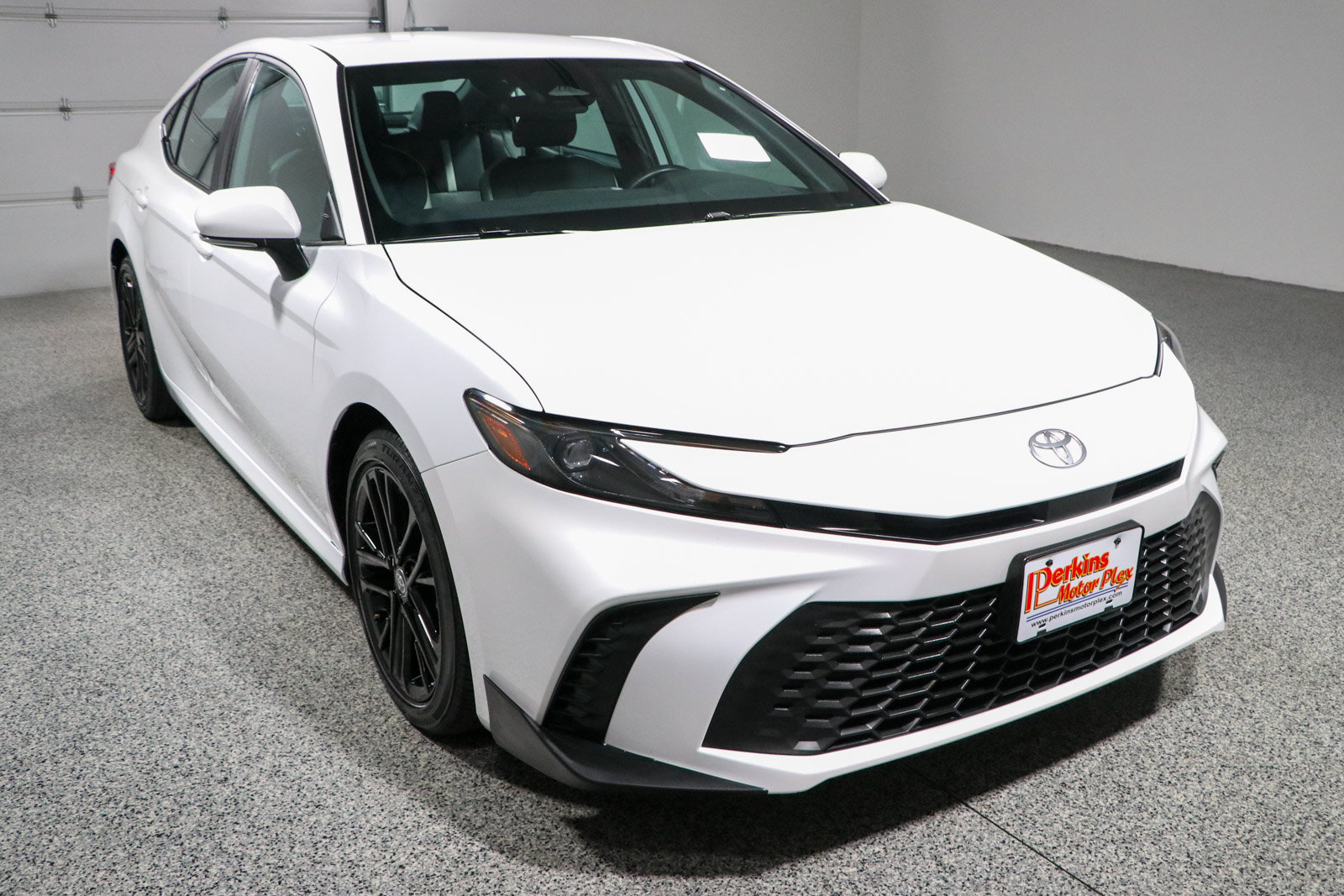 Used 2025 Toyota Camry SE FWD image 5