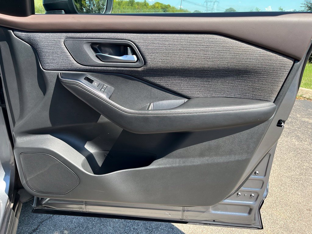 Used 2022 Nissan Rogue SV FWD image 30