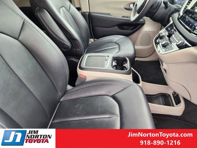Used 2024 Chrysler Pacifica Touring-L image 15