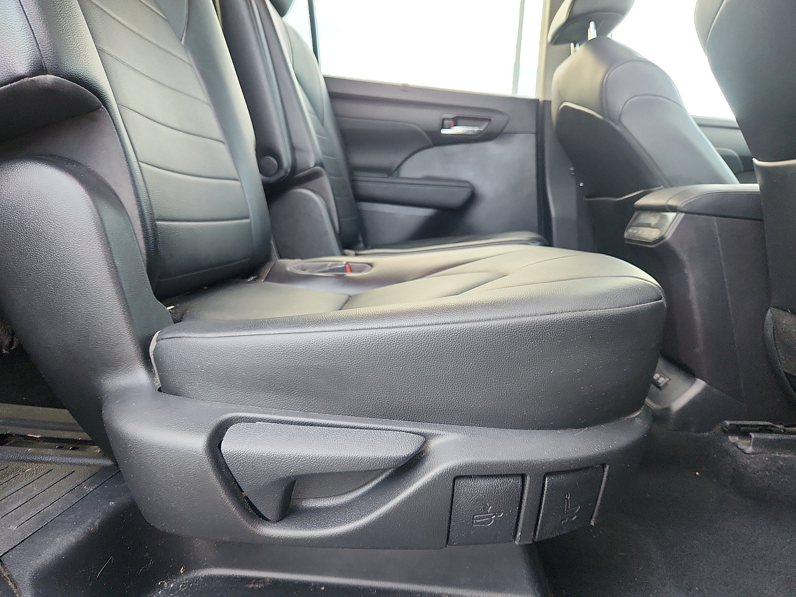 Used 2021 Toyota Highlander XLE AWD/4WD image 32