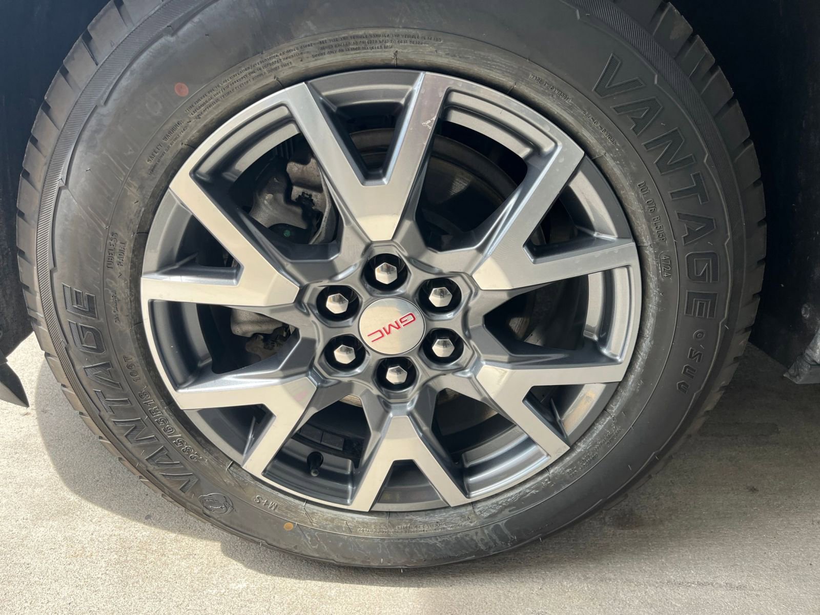 Used 2023 GMC Acadia SLT image 30