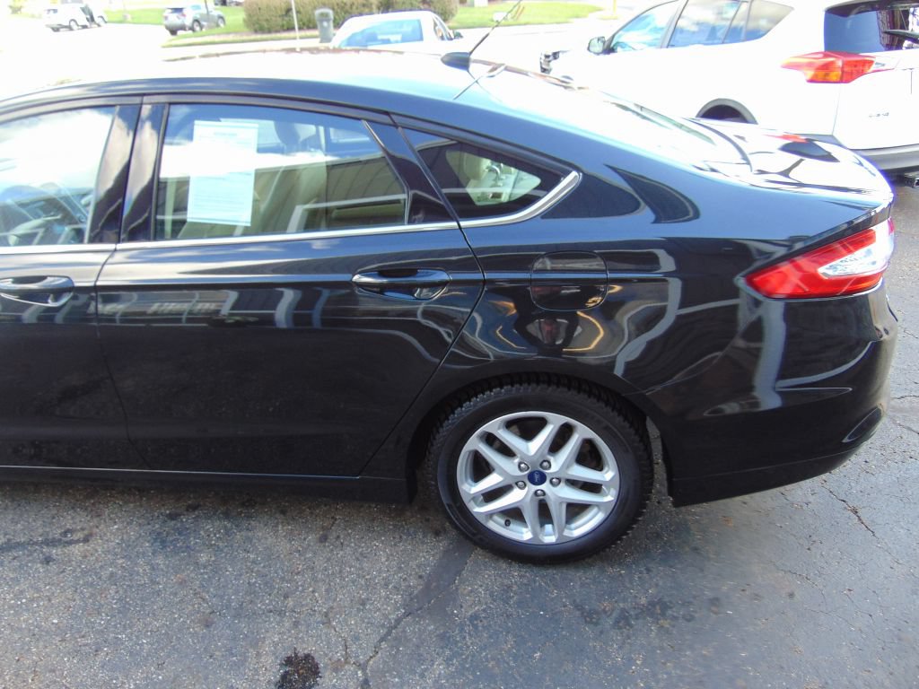 Used 2015 Ford Fusion SE FWD image 14