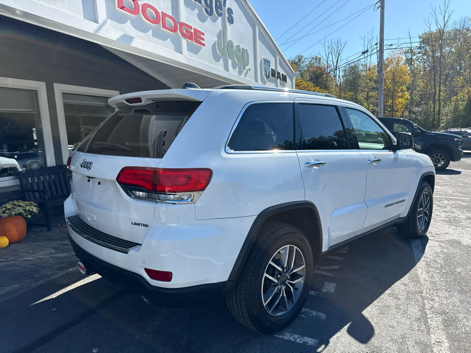 Used 2019 Jeep Grand Cherokee Limited w/ Trailer Tow Group IV AWD/4WD image 3