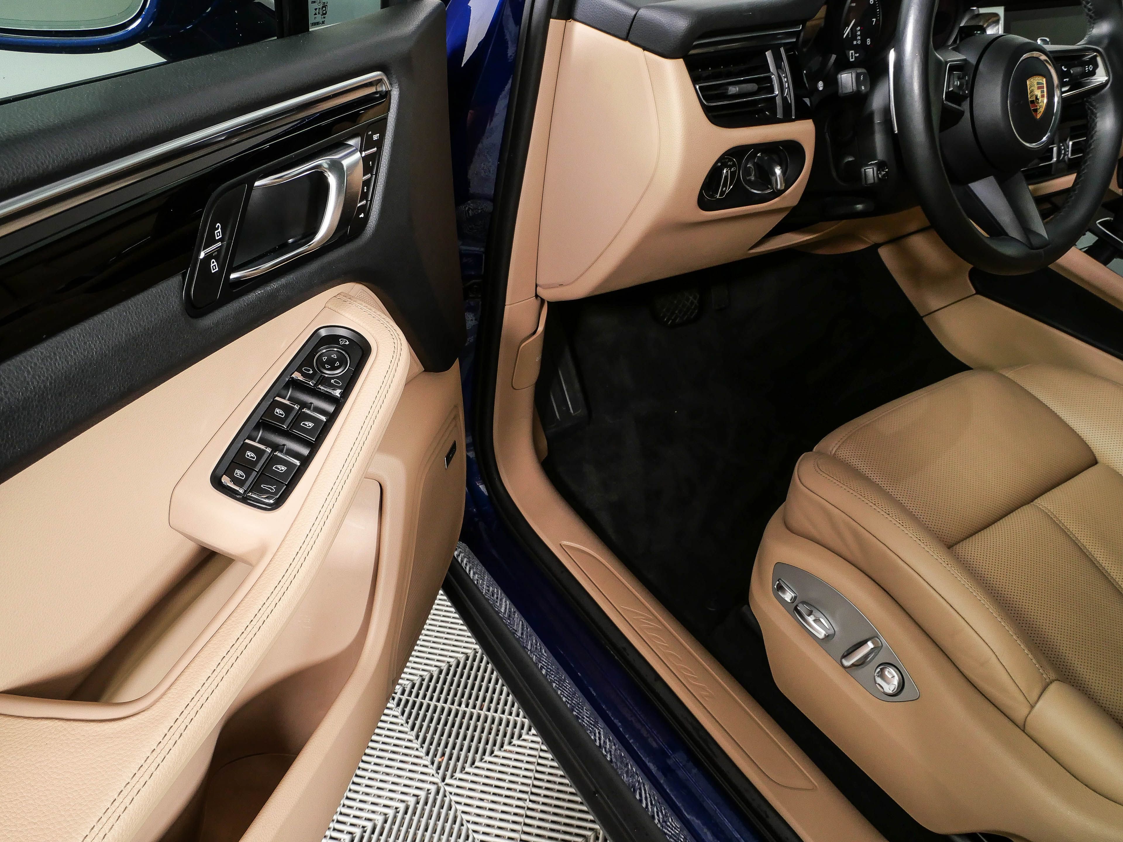 Certified 2024 Porsche Macan AWD/4WD image 8