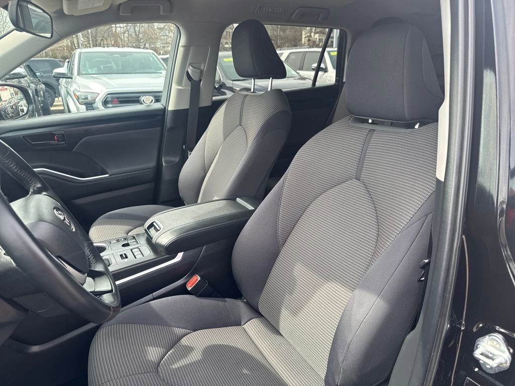 Used 2024 Toyota Highlander LE image 16