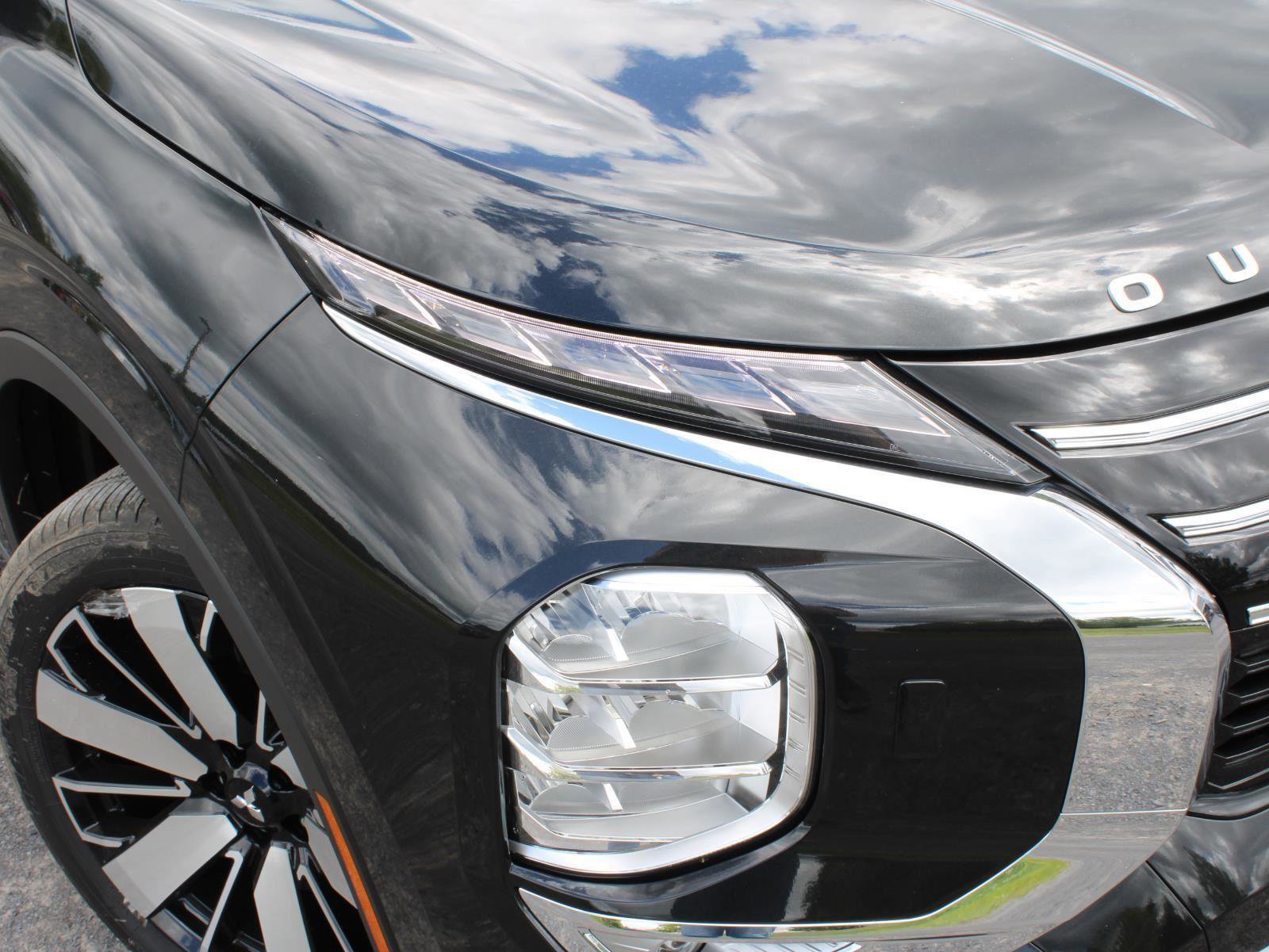 New 2025 Mitsubishi Outlander Platinum Edition image 2