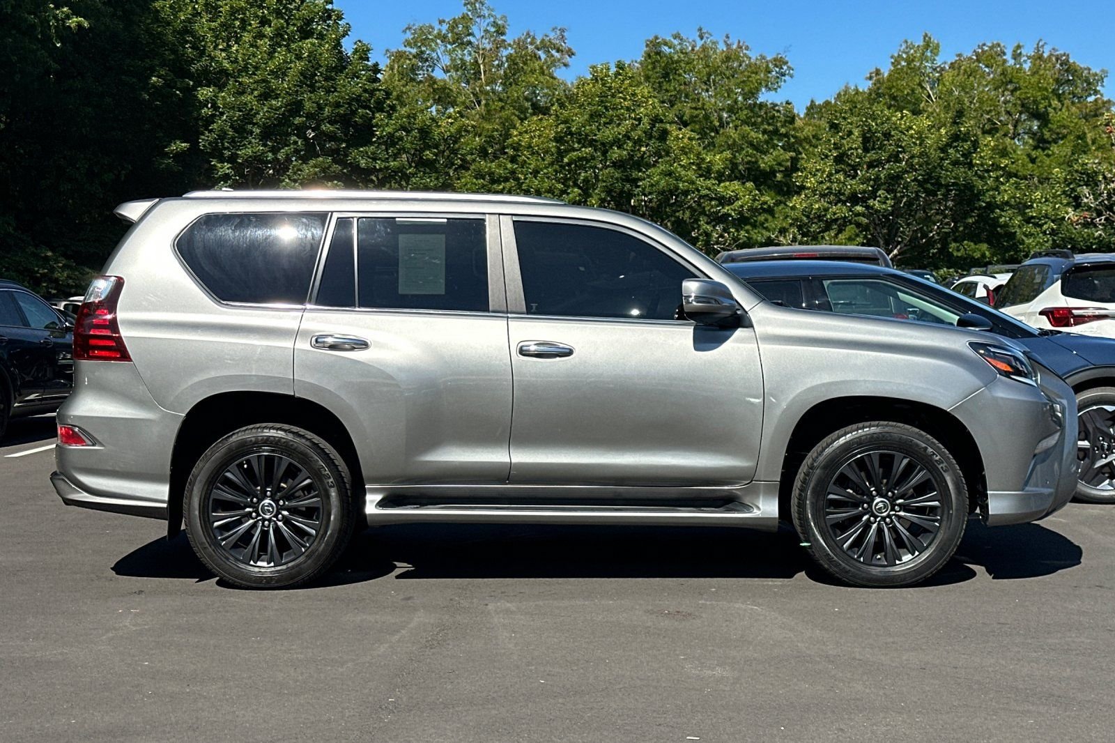 Used 2022 Lexus GX 460 Premium w/ Accessory Package AWD/4WD image 3