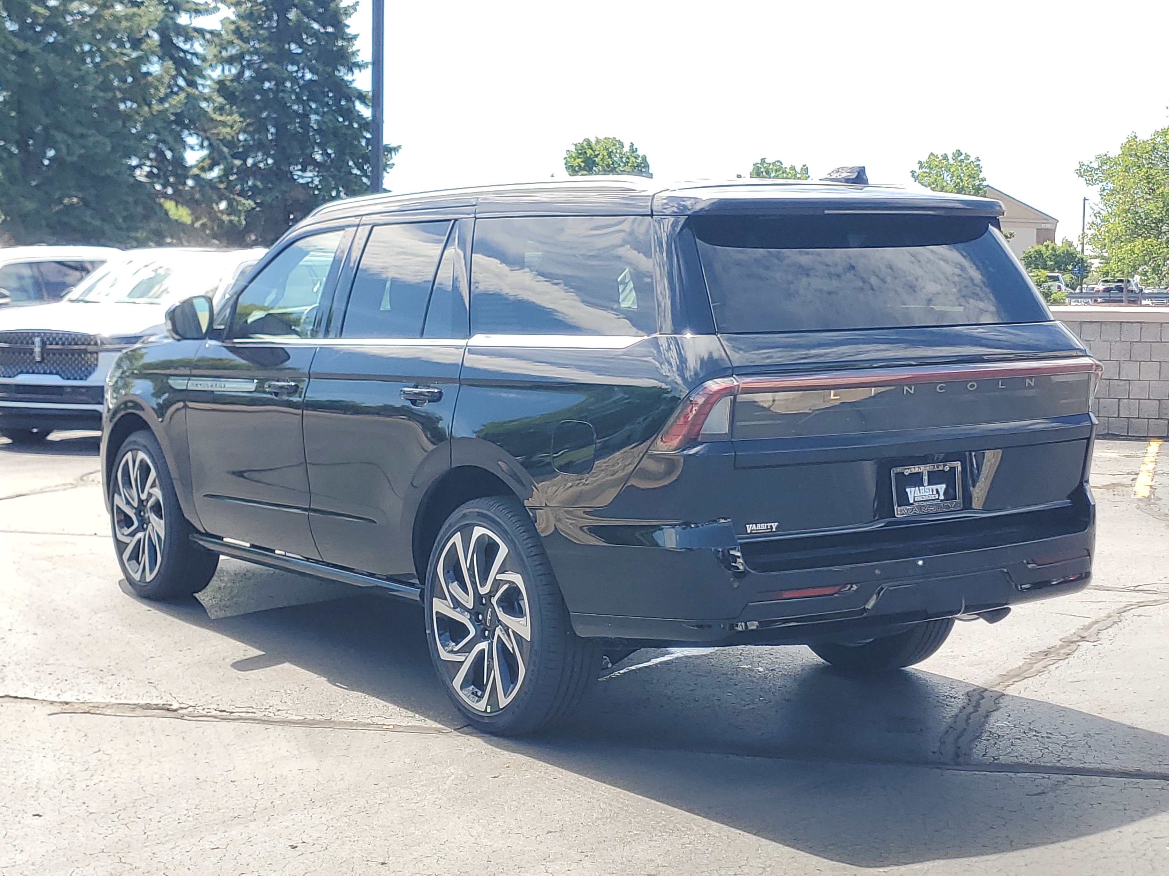 New 2026 Lincoln Navigator Reserve AWD/4WD image 3