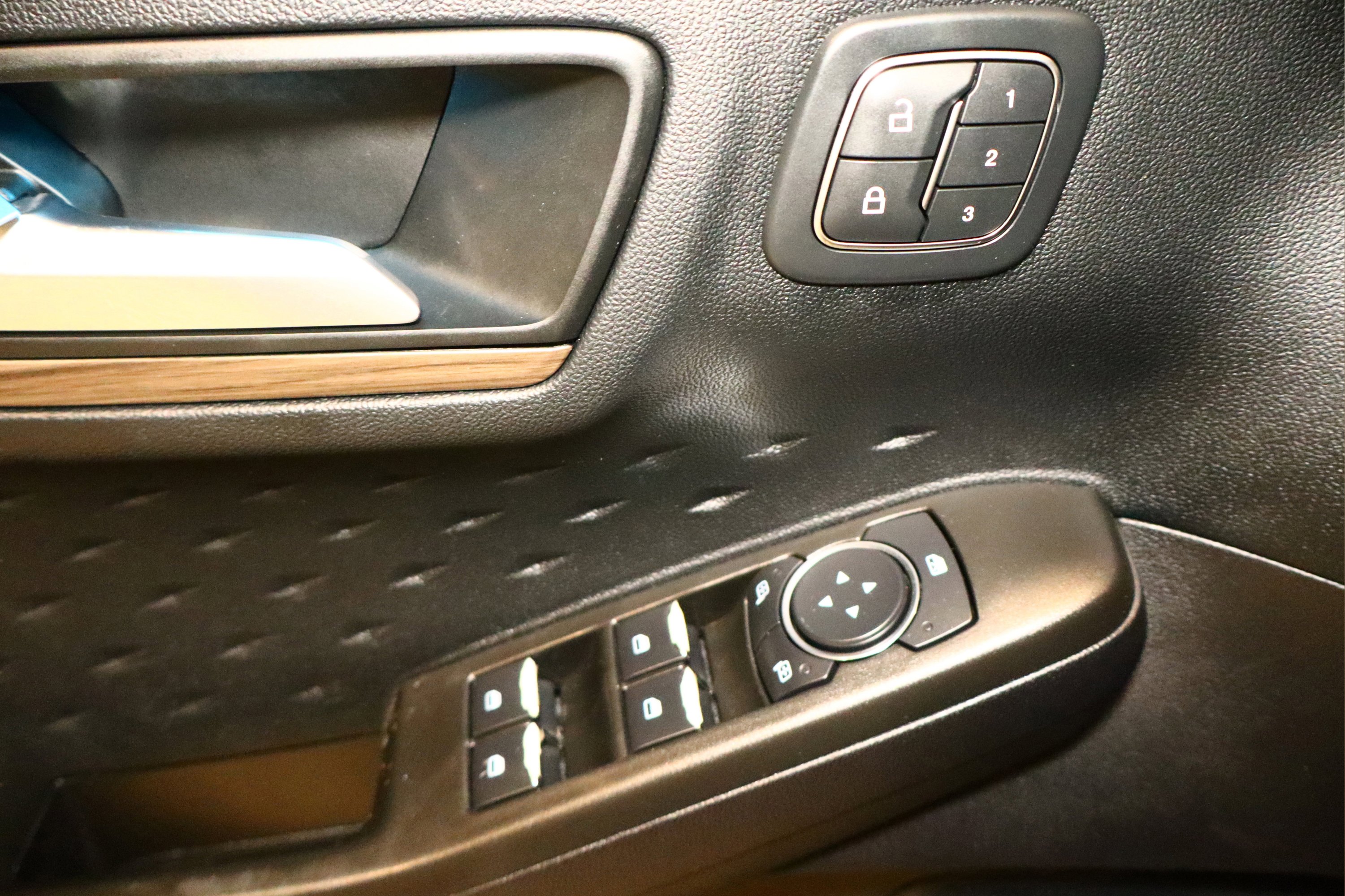 Used 2020 Ford Escape Titanium image 34