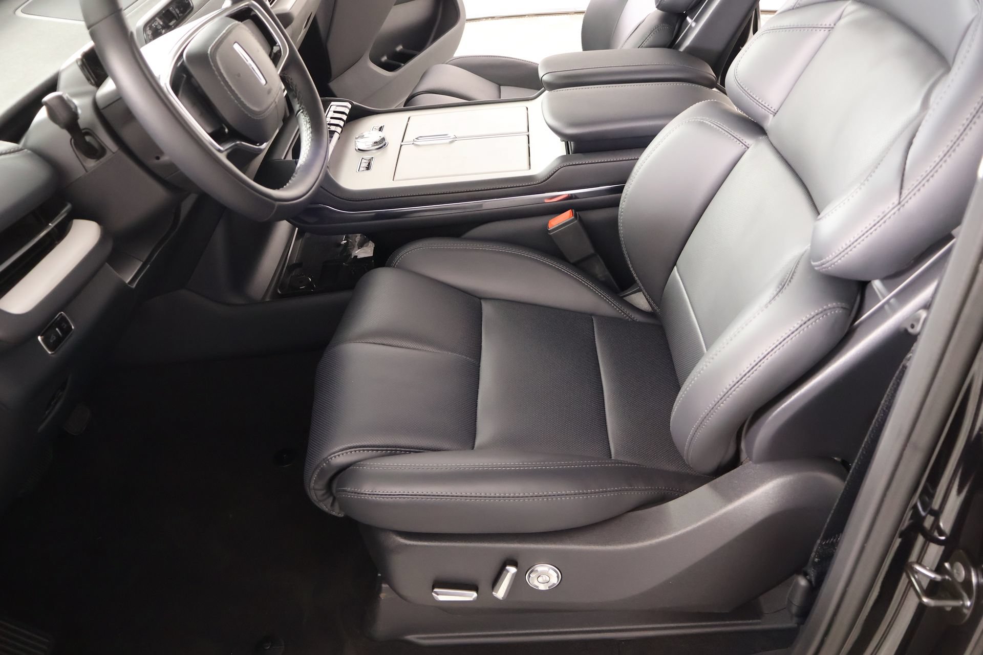 New 2026 Lincoln Navigator Premiere AWD/4WD image 11