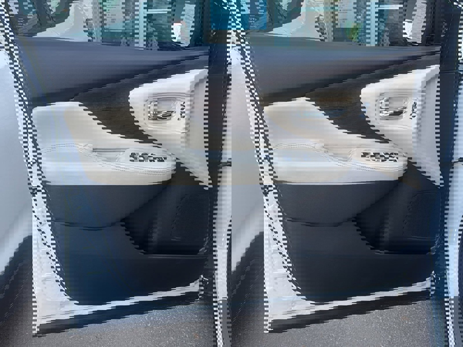 Used 2023 Nissan Murano Platinum w/ Cargo Package image 16