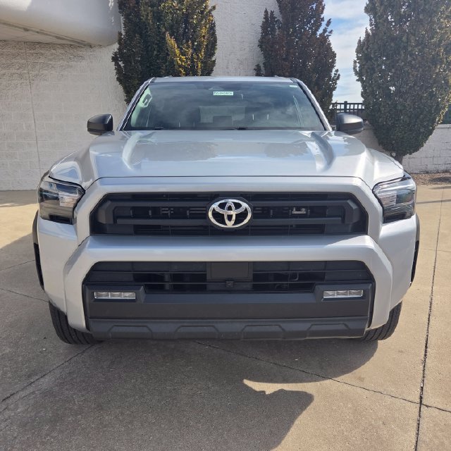 Used 2025 Toyota 4Runner SR5 AWD/4WD image 9