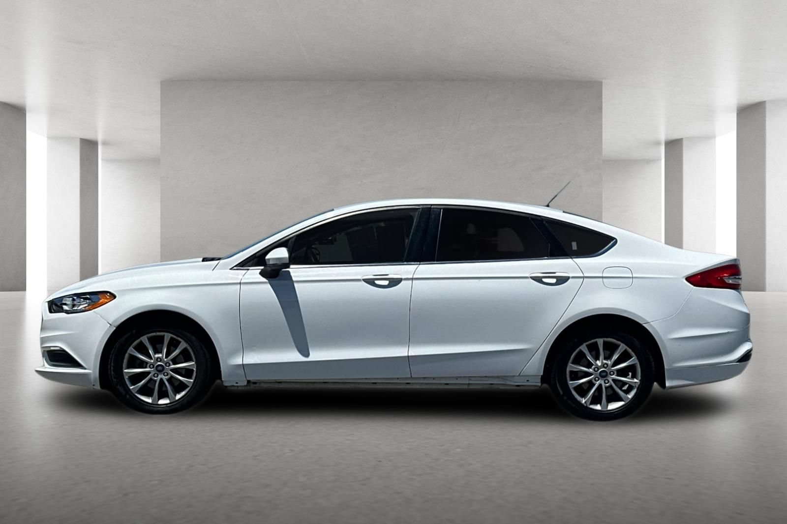 Used 2017 Ford Fusion SE w/ Fusion SE Technology Package FWD image 7