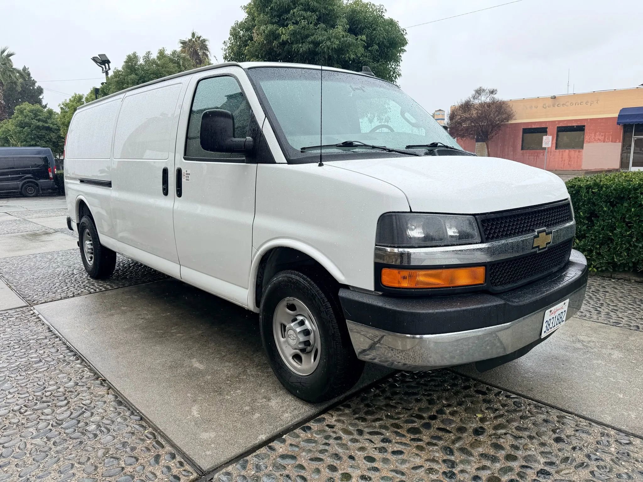Used 2016 Chevrolet Express 3500 Extended RWD image 3