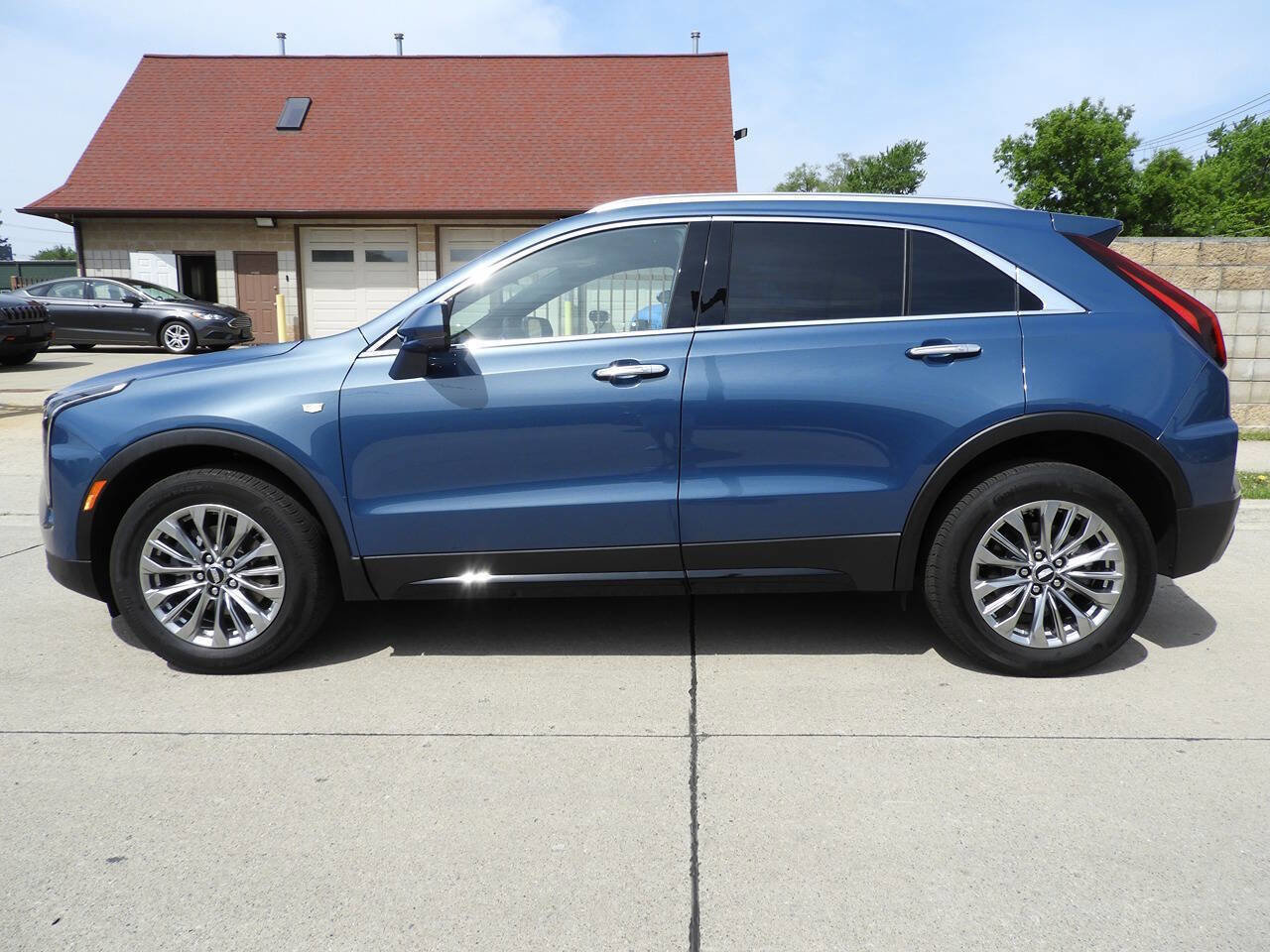 Used 2025 Cadillac XT4 Premium Luxury w/ Cold Weather Package AWD/4WD image 7