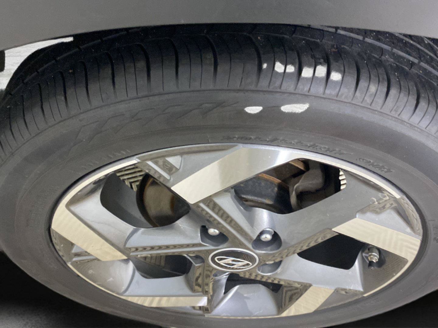 Used 2025 Hyundai Venue SEL FWD image 4