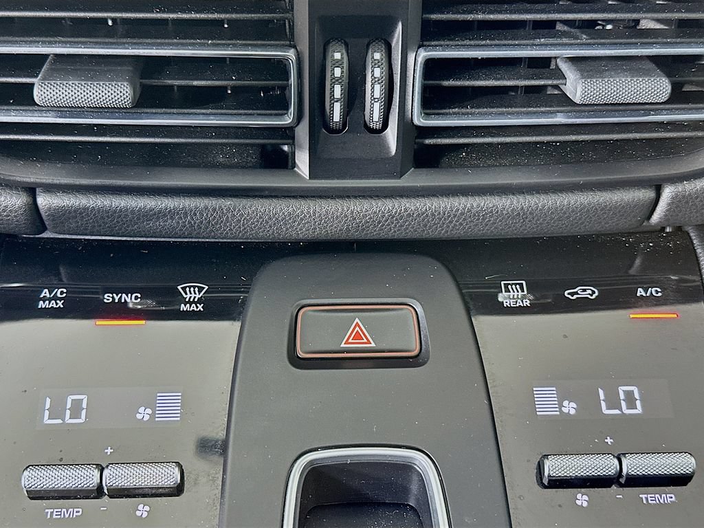 Certified 2022 Porsche Macan AWD/4WD image 18