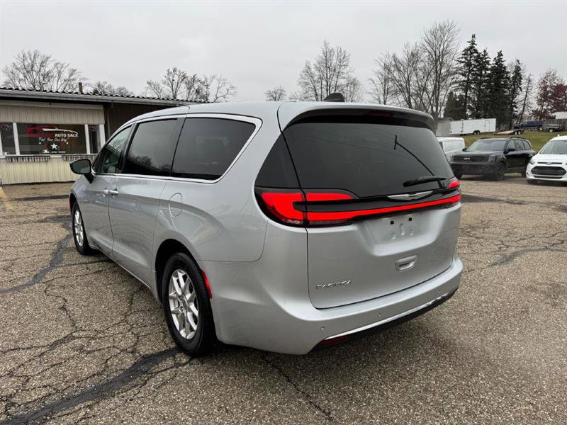 Used 2024 Chrysler Pacifica Touring-L image 4