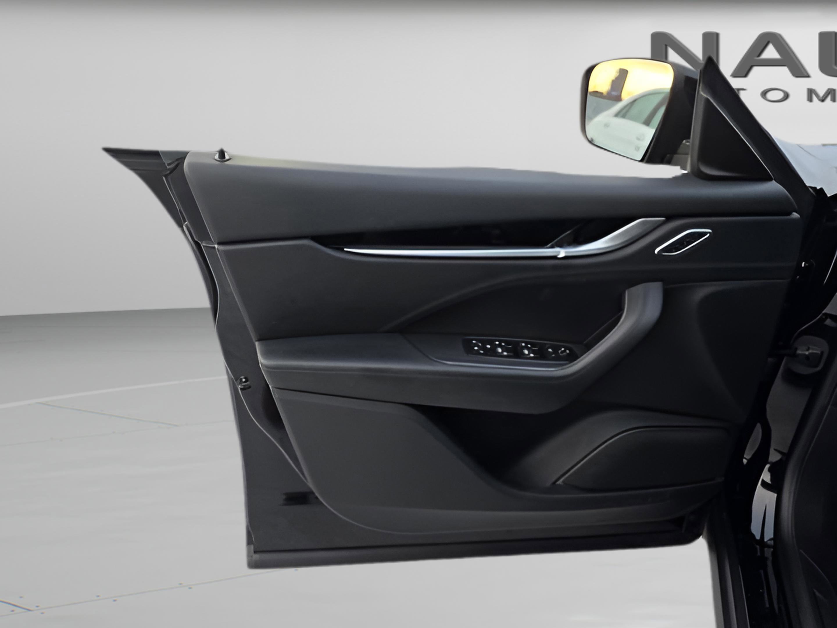 Used 2018 Maserati Levante image 11