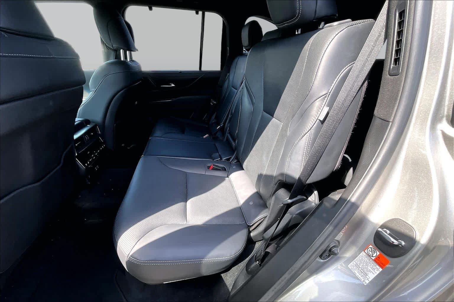 Used 2022 Lexus LX 600 4WD w/ Luxury Package image 19