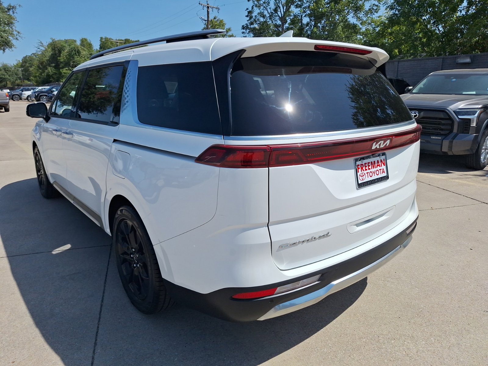 Used 2022 Kia Carnival SX FWD image 4