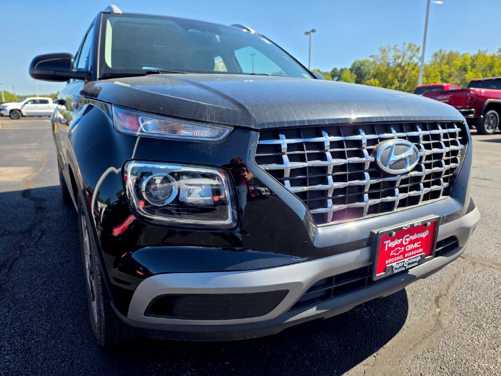 Used 2023 Hyundai Venue SEL FWD image 10