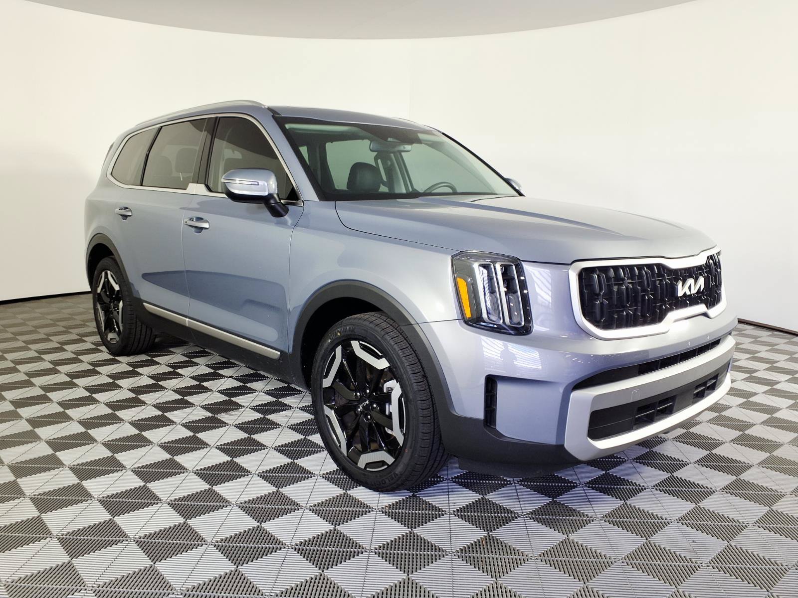 Used 2023 Kia Telluride EX w/ EX Captain's Chair Package FWD image 3