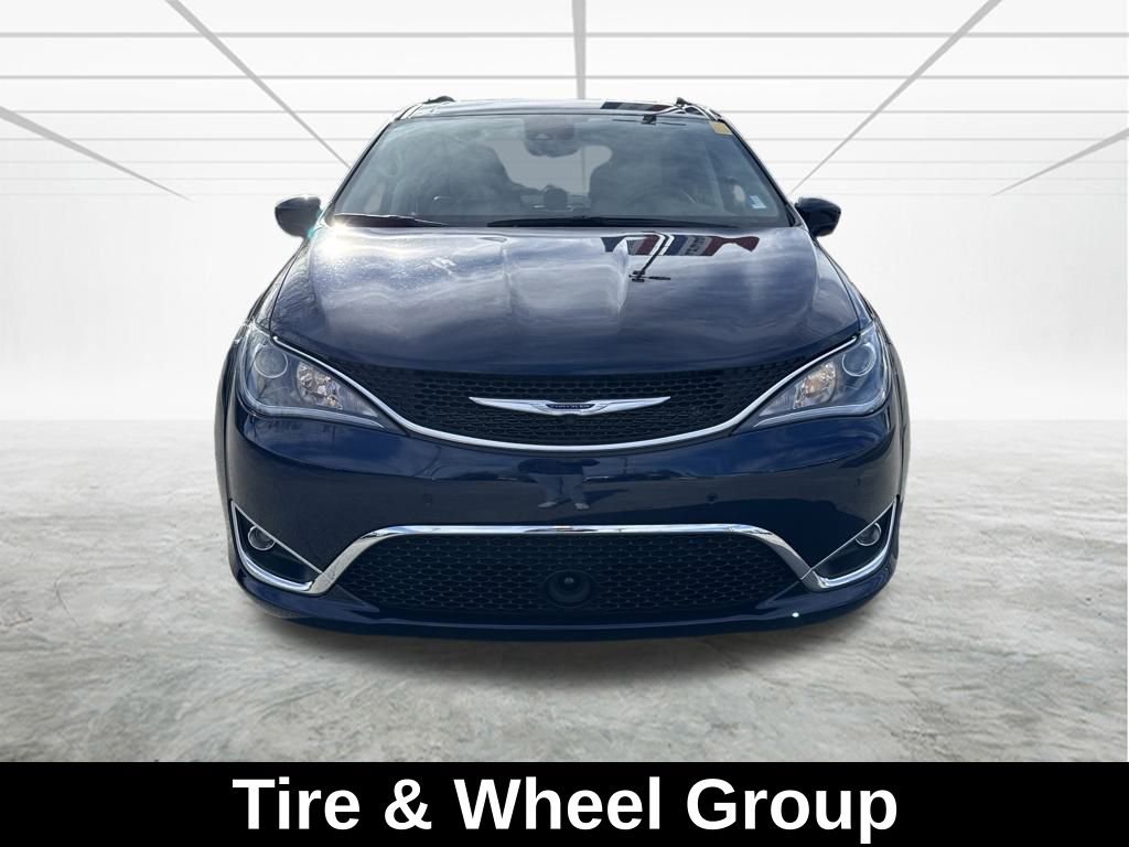 Used 2020 Chrysler Pacifica Touring-L w/ Tire & Wheel Group image 10