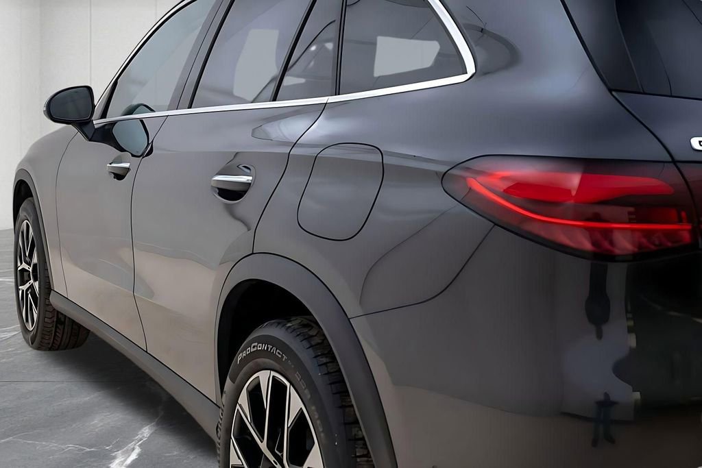 Used 2025 Mercedes-Benz GLC 350e 4MATIC w/ Driver Assistance Package image 5