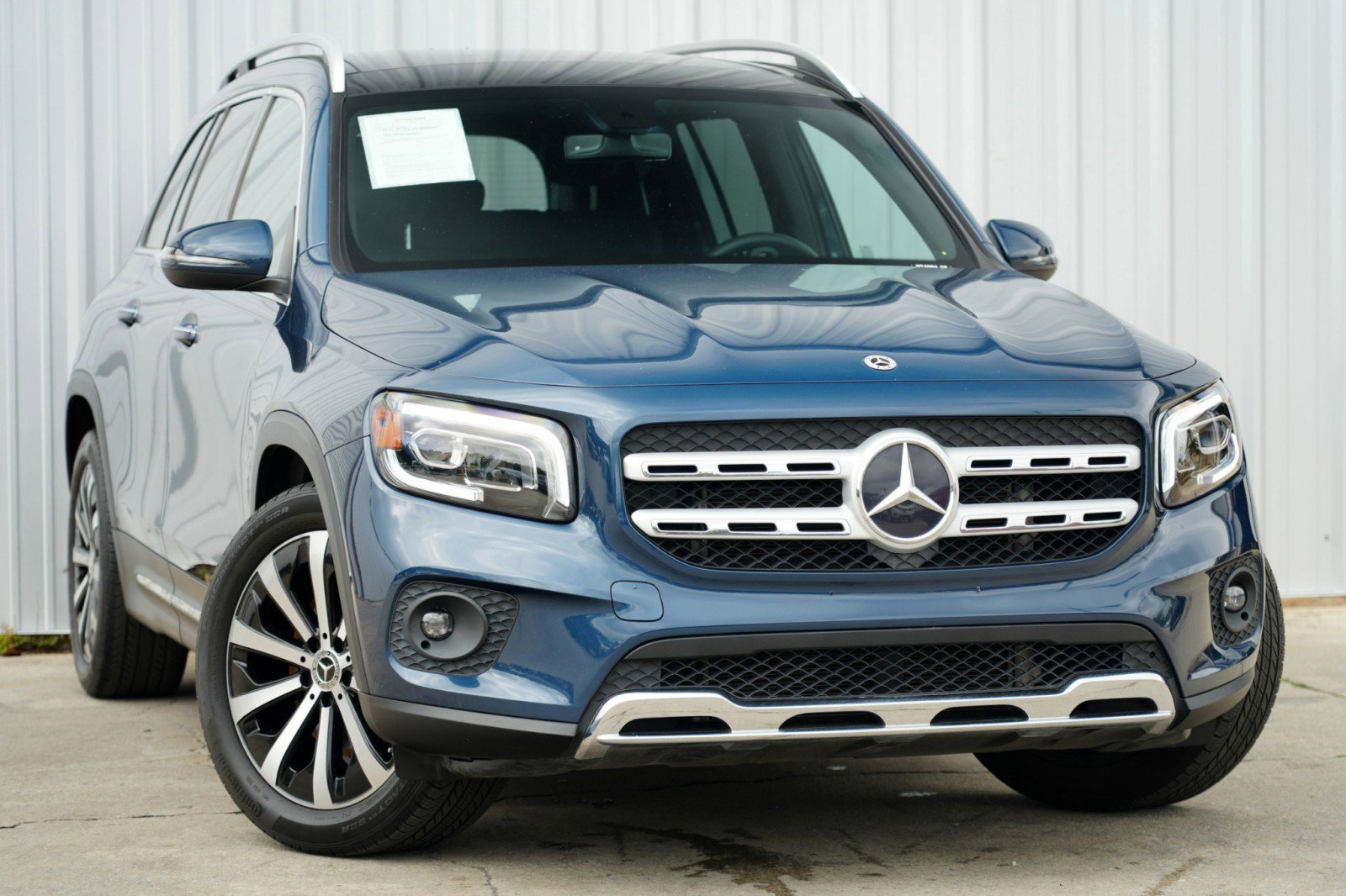 Used 2023 Mercedes-Benz GLB 250 w/ Premium Package image 2