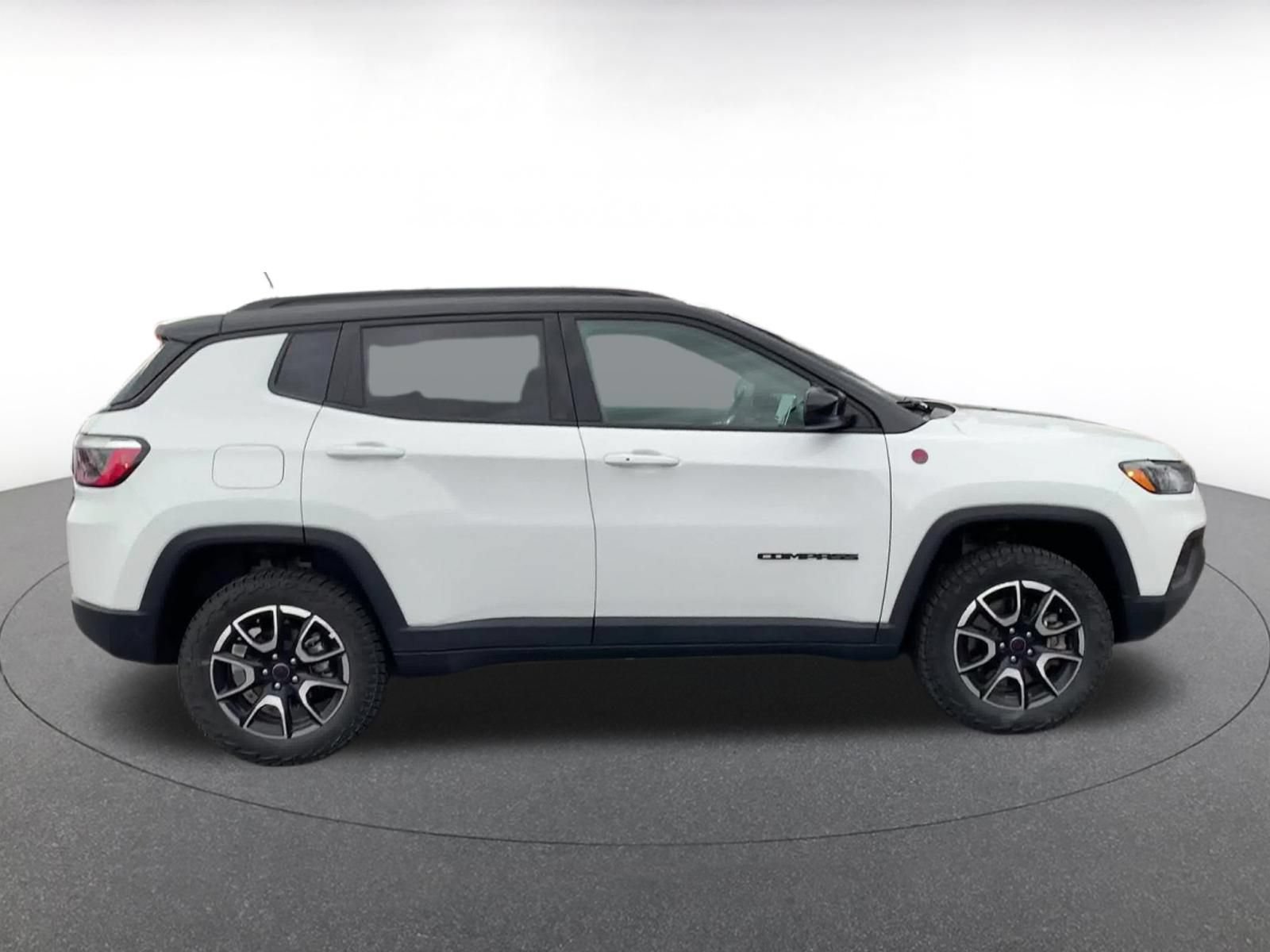 Used 2025 Jeep Compass Trailhawk AWD/4WD image 16