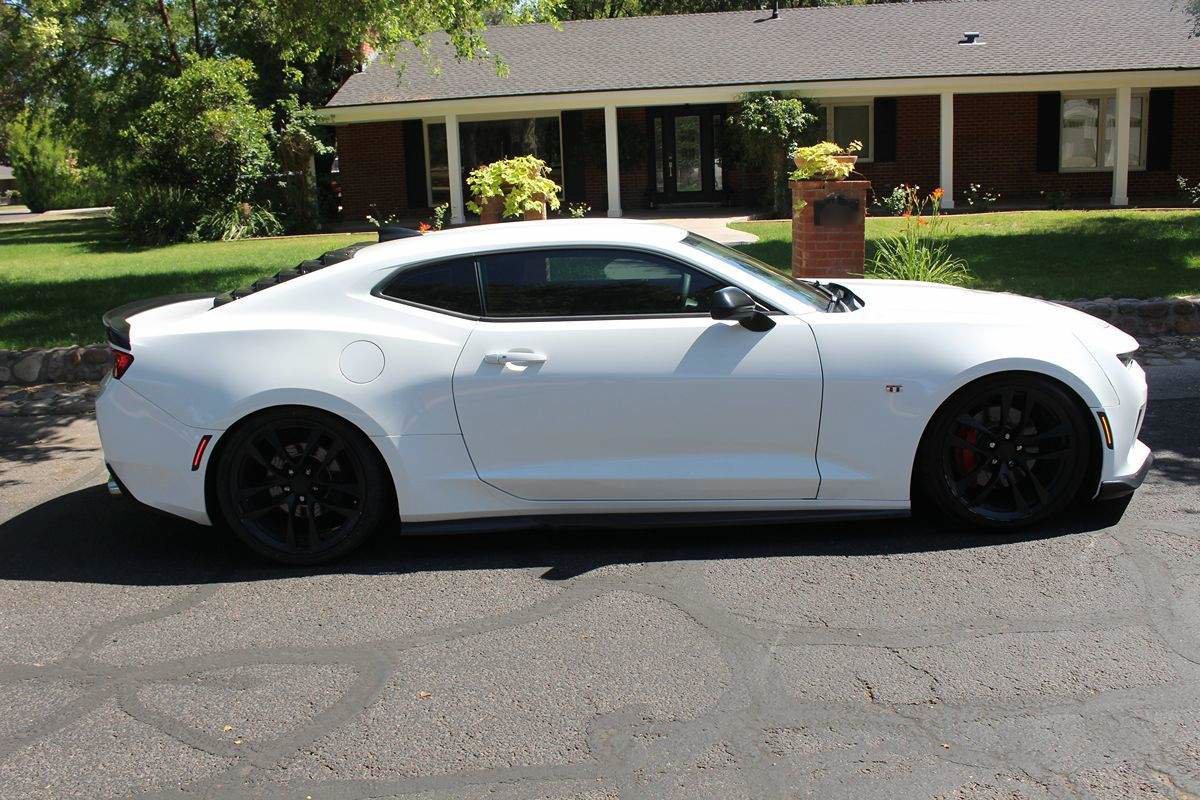 Used 2017 Chevrolet Camaro LT RWD image 3