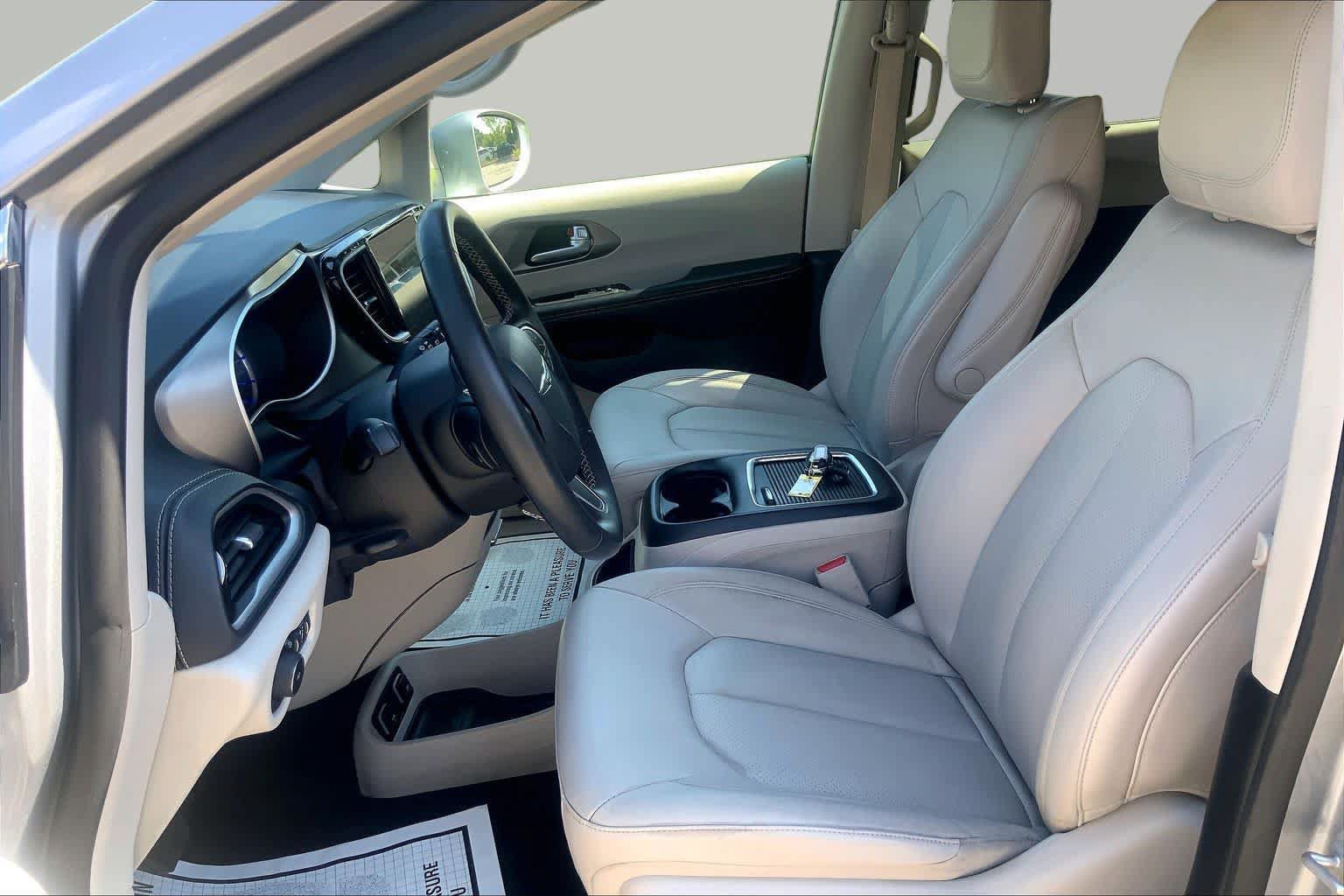 Used 2021 Chrysler Pacifica Touring-L FWD image 8