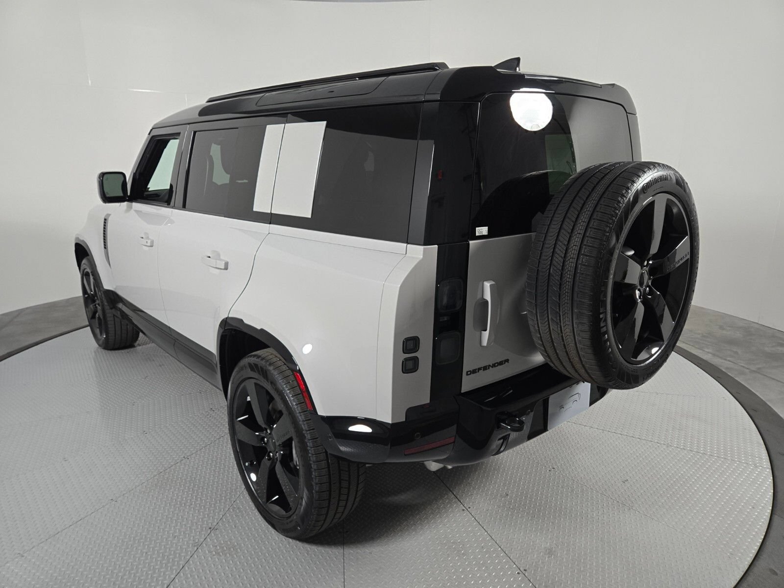 New 2026 Land Rover Defender 110 X-Dynamic SE AWD/4WD image 17