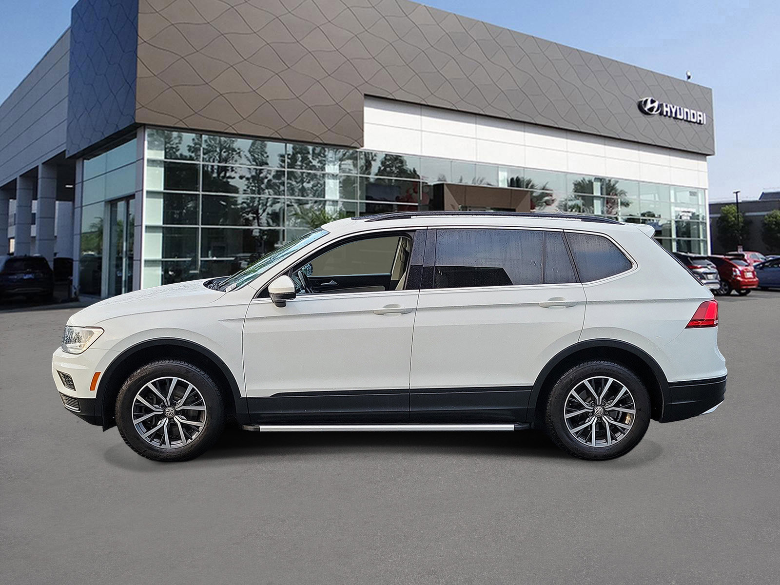 Used 2019 Volkswagen Tiguan SE w/ Panoramic Sunroof Package FWD image 3