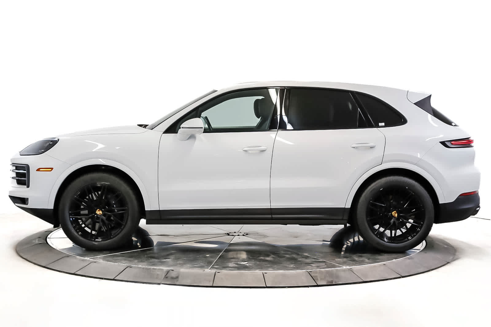 Certified 2024 Porsche Cayenne AWD/4WD image 2