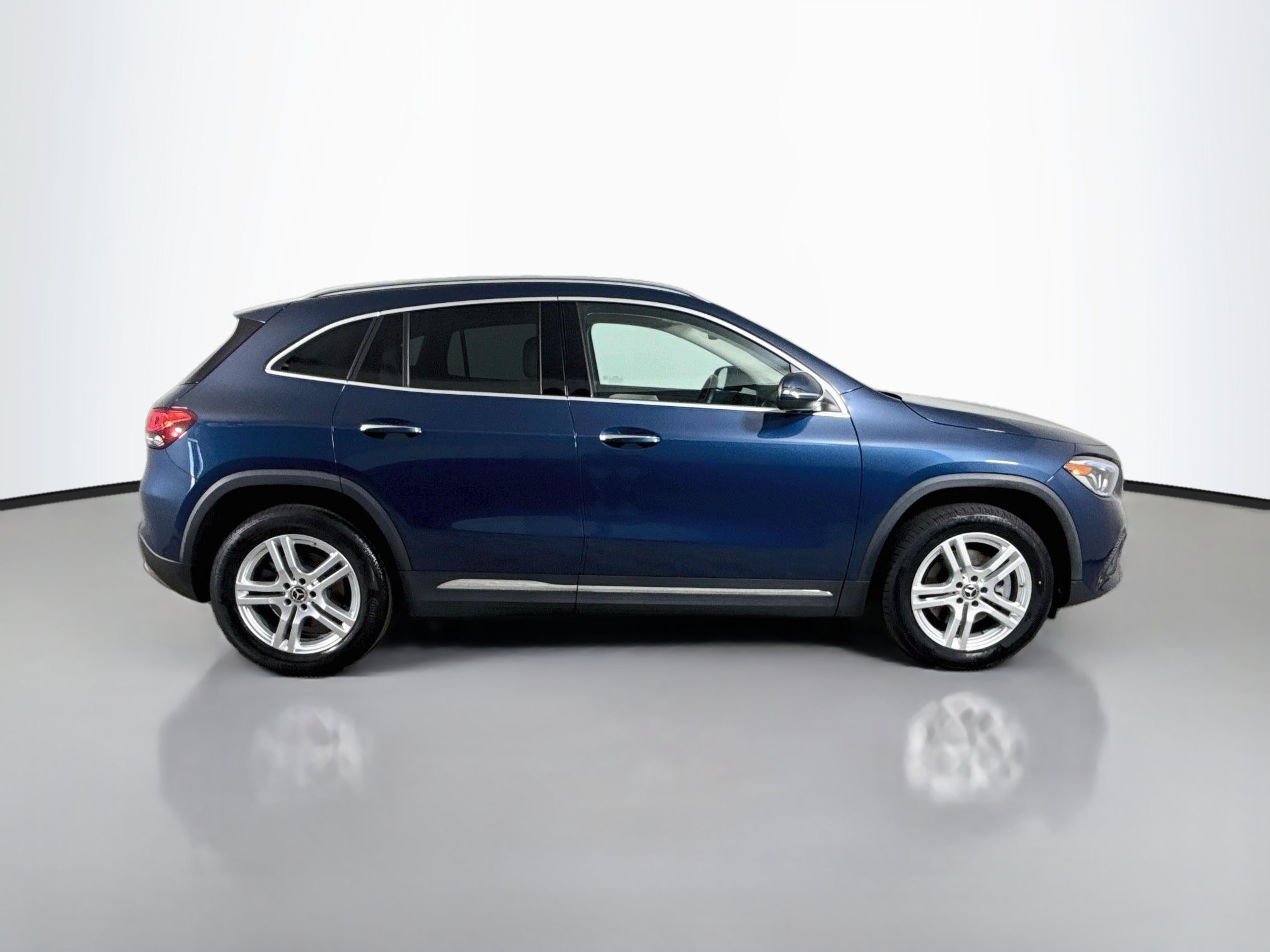 Used 2023 Mercedes-Benz GLA 250 4MATIC w/ Premium Package image 11
