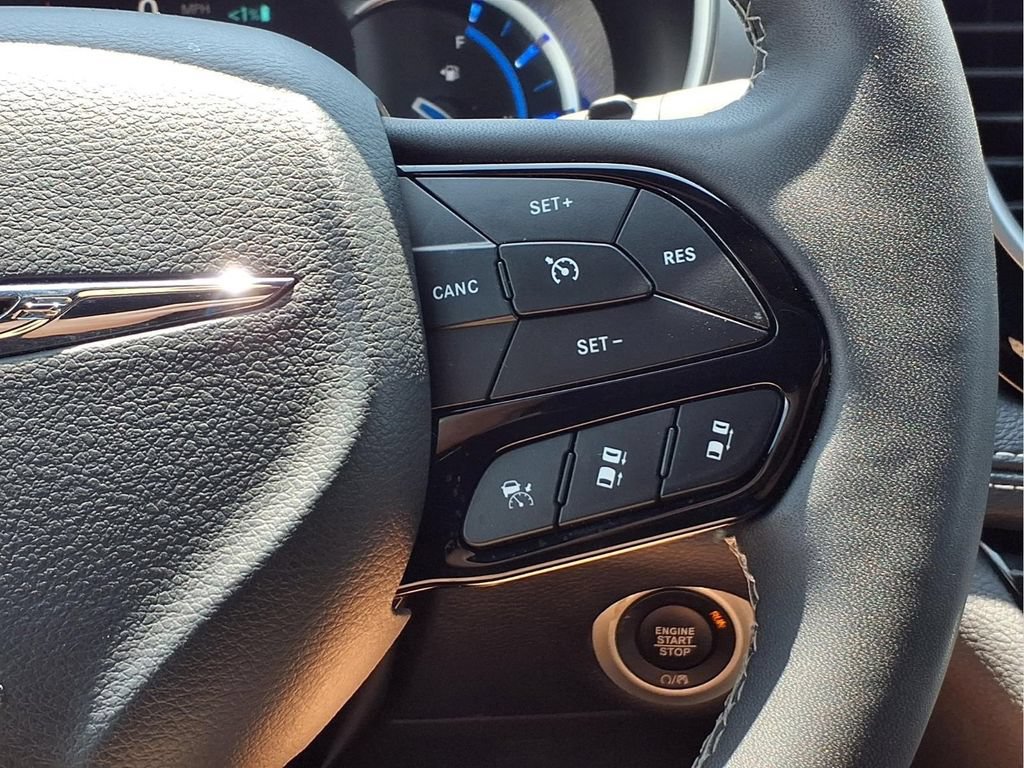 Used 2024 Chrysler Pacifica Limited FWD image 14
