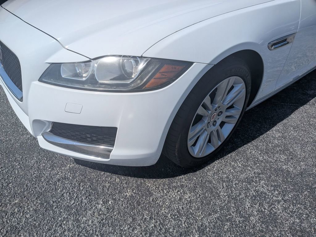Used 2016 Jaguar XF Premium RWD image 9