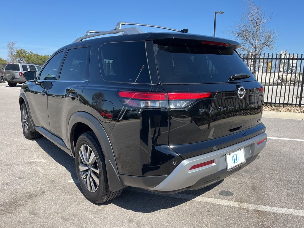 Used 2024 Nissan Pathfinder SL w/ Black Appearance Package image 6