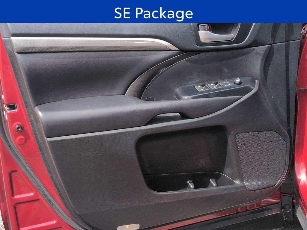 Used 2019 Toyota Highlander SE w/ Carpet Mat Package (TMS) AWD/4WD image 10